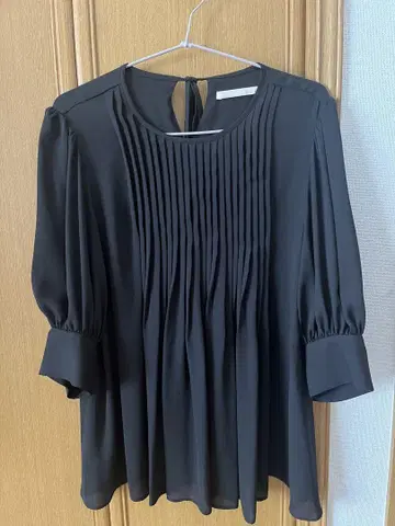 블랙 플리츠 오버사이즈 소매 블라우스