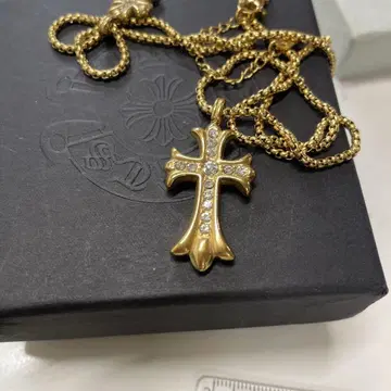 골드 컬러 스톤 십자가 목걸이