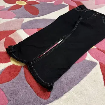 프릴이 달린 밑단이 블랙 데님 팬츠