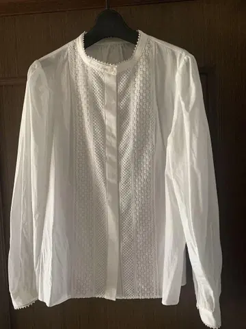화이트 레이스 장식 긴팔 블라우스