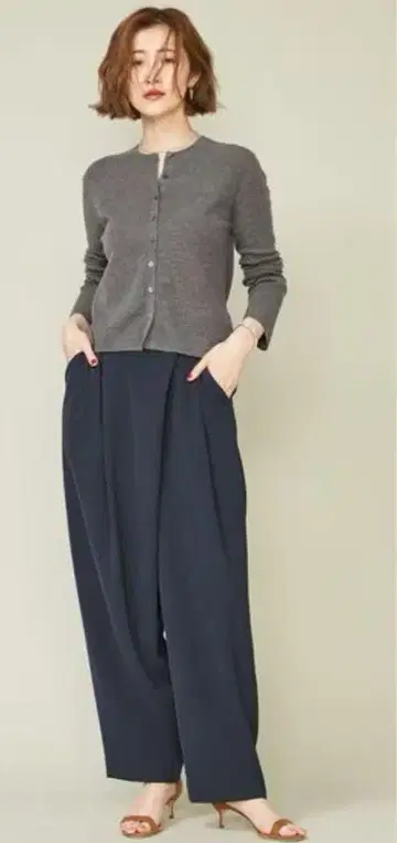 비대칭 턱 팬츠 네이비