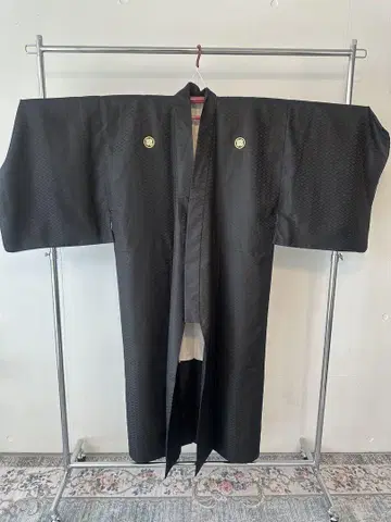 검은 문양 의류, 긴 옷, 겉옷