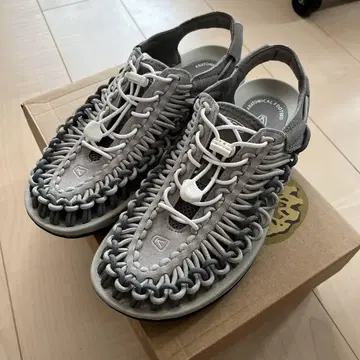 KEEN 유니크 그레이 스포츠 샌들
