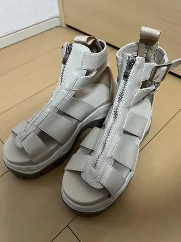 화이트 지퍼가 달린 글래디에이터 샌들