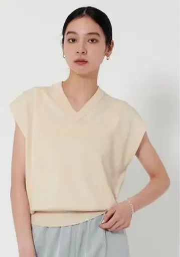 유나이티드 애로우즈 크림색 V넥 니트 베스트 프리 사이즈