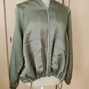 MOGA 올리브 그린 얇은 소재 새틴 자켓 M