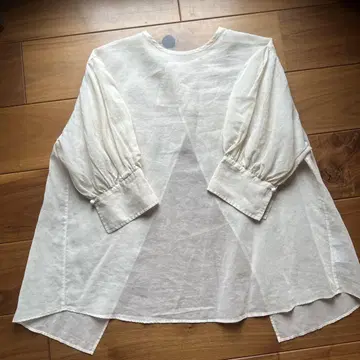 Spick and Span 시어 백 슬릿 블라우스