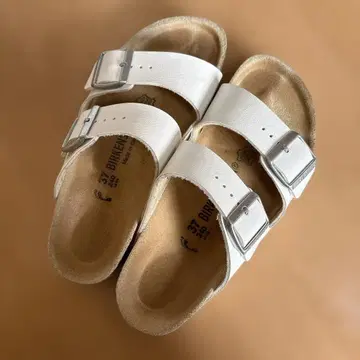 BIRKENSTOCK 화이트 샌들