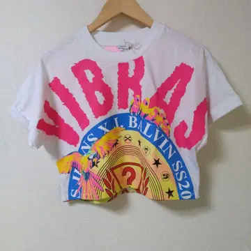 GUESS VIBRAJ J Balvin 화이트 크롭 티셔츠