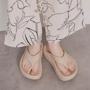 베이지 플립플랍 합성 수지
