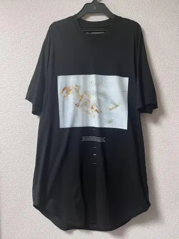 줄리어스 24PF 디스어레이 그래픽 티셔츠