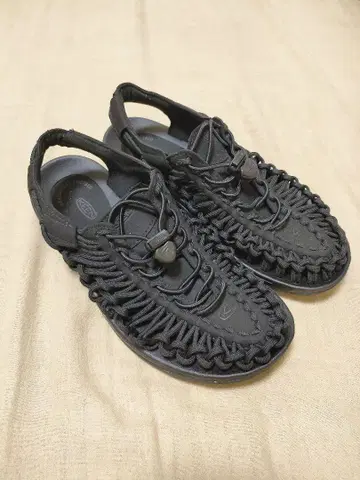 KEEN 샌들 블랙