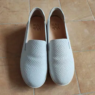BEAU WALK 화이트 슬립온