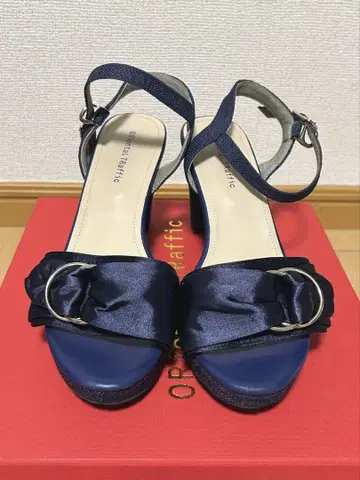 스트랩이 있는 하이힐 샌들, 네이비