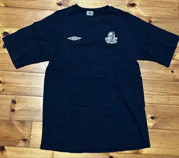 Umbro 블랙 티셔츠 스컬 디자인