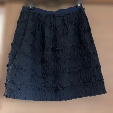 다크 네이비 프릴 스커트 무릎 위 기장