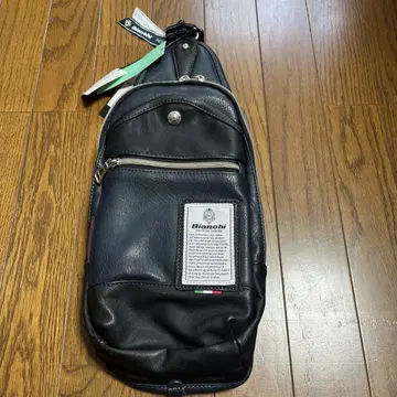 Bianchi 네이비 가죽 슬링 백