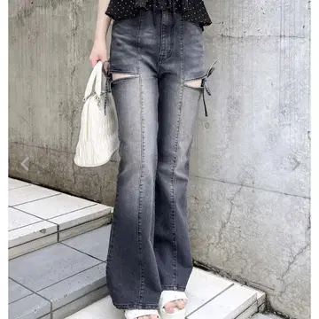 INGNI 사이드 리본 컷 아웃 플레어 데님 팬츠