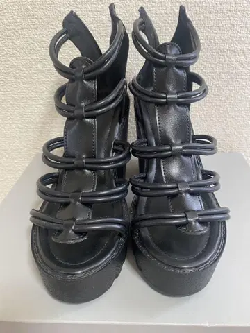 블랙 스트랩 하이 힐 샌들