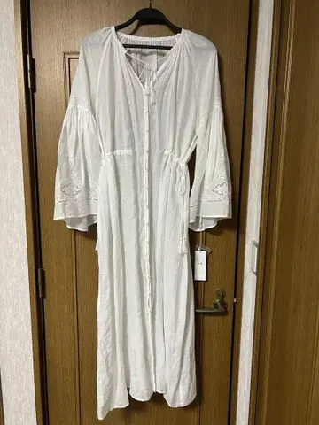 미사용 새상품 23구 자수 라미 원피스 화이트 린넨