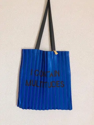 파란색 플리츠 숄더백