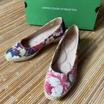 베네통 꽃무늬 펌프스 22.5cm