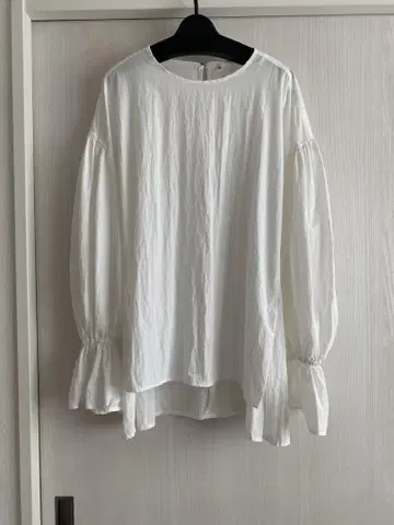 비어즐리 블라우스 화이트
