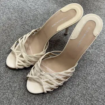 BCBGMAXAZRIA 화이트 가죽 샌들 37