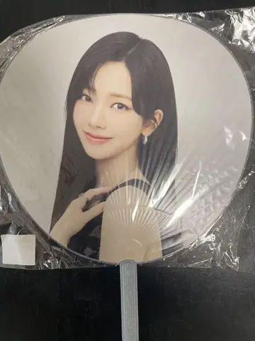 KARINA 사진이 들어간 부채