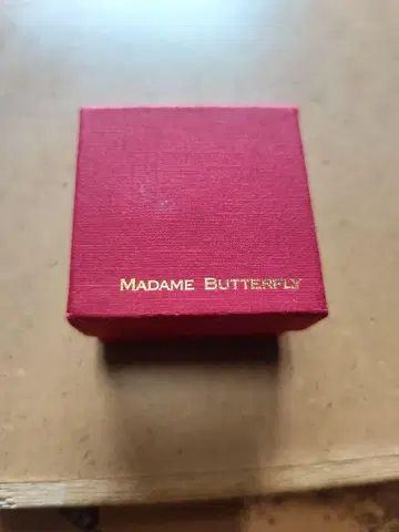 MADAME BUTTERFLY 블랙 오벌 컷 참