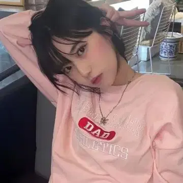 로고가 있는 핑크색 긴팔 티셔츠