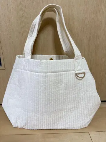 앳라이즈 누비백 L 아이보리 화이트 마더백 금장 장식