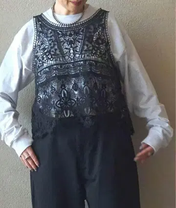 새상품급 레이스 믹스 슬리브리스 블라우스 블랙