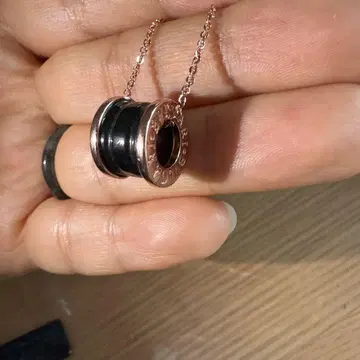 먹색과 로즈 골드 목걸이