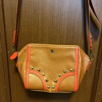 ANNA SUI 스터드 장식 숄더백