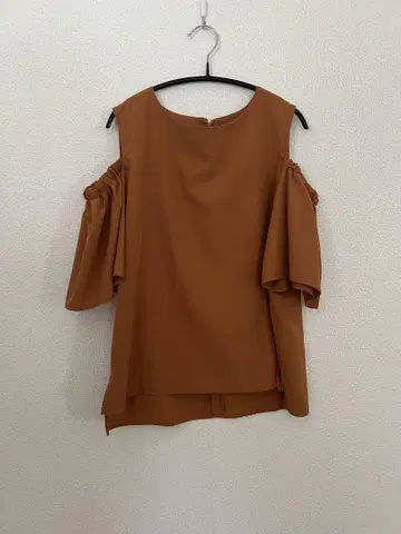 오프숄더 브라운 상의