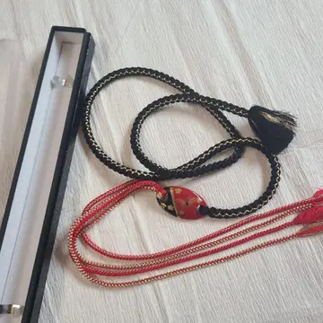 빨간색과 검은색의 임팩트 있는 오비 고정 띠