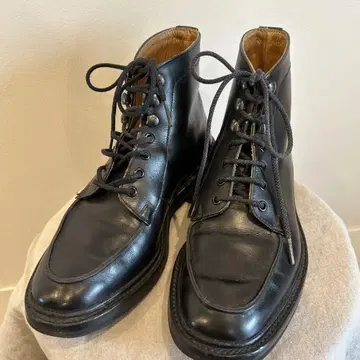 Tricker's 블랙 레이스업 부츠