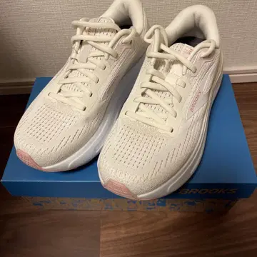 BROOKS Ghost Max 화이트 스니커즈