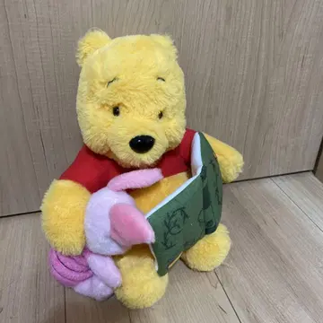 디즈니 리조트 피글렛에게 그림책을 읽어주는 곰돌이 푸우 봉제 인형