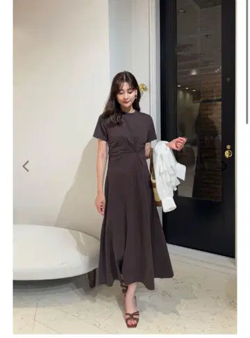 그녀의 입술과 올데이 롱 드레스 브라운