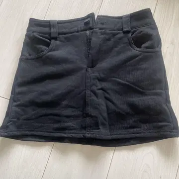 블랙 숏 스커트 포켓 부착