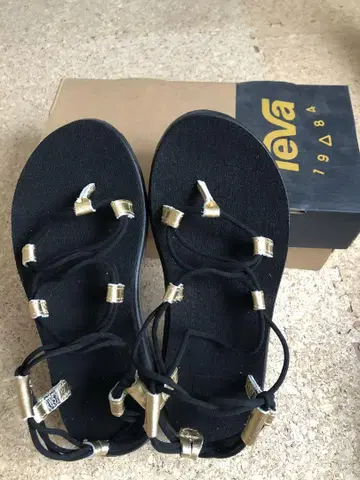 TEVA 샌들