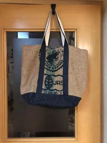 커피 콩 봉지와 데님 토트백