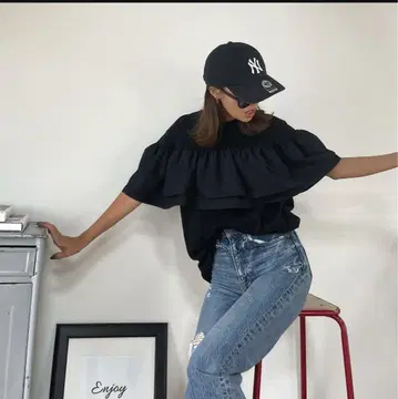 Cheri 프릴이 달린 블랙 반팔 티셔츠