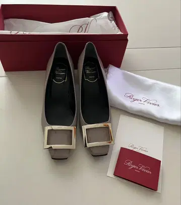 Roger Vivier 트럼펫 패턴트 레더 펌프스 37