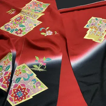 네 조각의 빨간색과 검은색 금색 일본풍 패턴 옷감