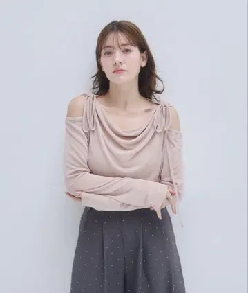 오프숄더 드레이프 디자인 상의
