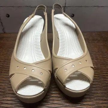 크록스 베이지 오픈토 웨지 샌들
