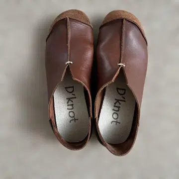 D knot 브라운 슬립온